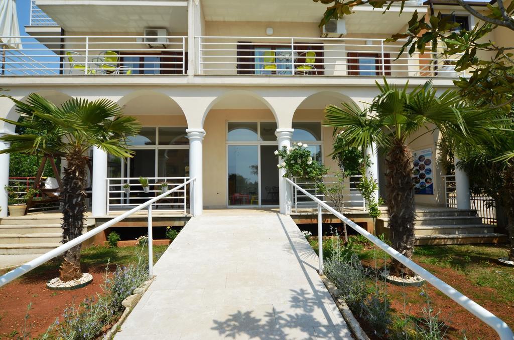 Istranova Apartments Ровинь Экстерьер фото